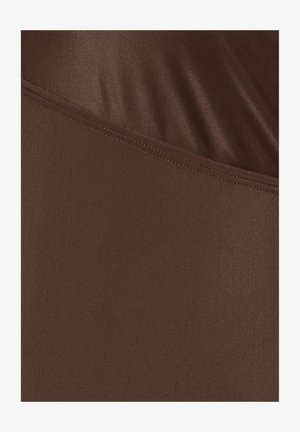 Brauner Stoff mit einer glatten, leicht glänzenden Textur. Verfügt über subtile Rippenstrukturen und eine genähte Naht entlang des Randes. Keine Muster oder Akzente sichtbar.