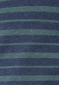 Gestreepte stof in donkerblauw en teal. Bevat afwisselend horizontale strepen met verschillende texturen, wat een subtiel patroon creëert.