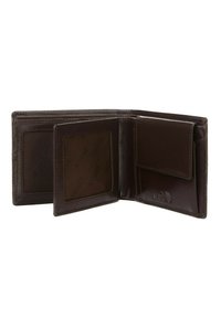 Portefeuille en cuir brun avec un design pliable, comportant des emplacements pour cartes, une fenêtre pour carte d'identité et une poche à bouton-pression sécurisée. Texture lisse avec un branding subtil.