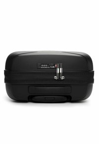 Černý tvrdý kufr s texturovaným povrchem, kombinovaným zámkem, dvojitými zipy a štíhlým profilem. Tlačítka a rukojeť na dně.