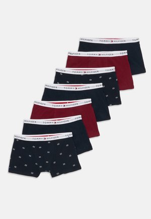 Sei paia di boxer da uomo in navy, bordeaux e navy con motivi a logo, tutti con cinture bianche marchiate Tommy Hilfiger.