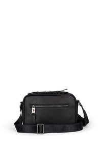 Borsa in pelle nera con forma rettangolare, dotata di tasca anteriore con zip, chiusura con zip superiore e tracolla regolabile con accenti del logo.