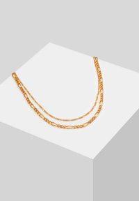 Collana a catena a strati in tonalità oro, caratterizzata da due fili: uno con maglie più grandi e uno con maglie ovali più piccole. Texture liscia, finitura lucida.