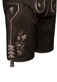 Zwarte leren short met geborduurde bladenpatronen. Gedetailleerde zakken met contrasterende stiksels en decoratieve veters aan de zijkanten.