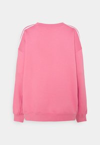 Rosa långärmad sweatshirt med vita axelränder, rundad halsringning och ribbade ärmslut. Mjuk textur, avslappnad passform, minimal detaljering.