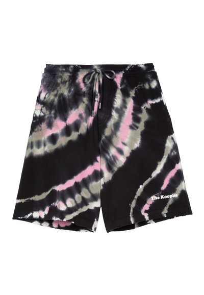 Sort tie-dye shorts med pink og grønne mønstre, lavet af blødt materiale med justerbar snører, og med brandnavnet trykt på.