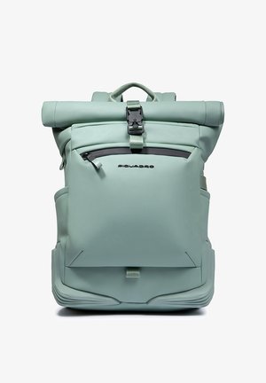 Mochila verde impermeable con cierre enrollable, bolsillo frontal con cremallera, correas ajustables y detalles texturizados. Diseñada para la durabilidad y funcionalidad.