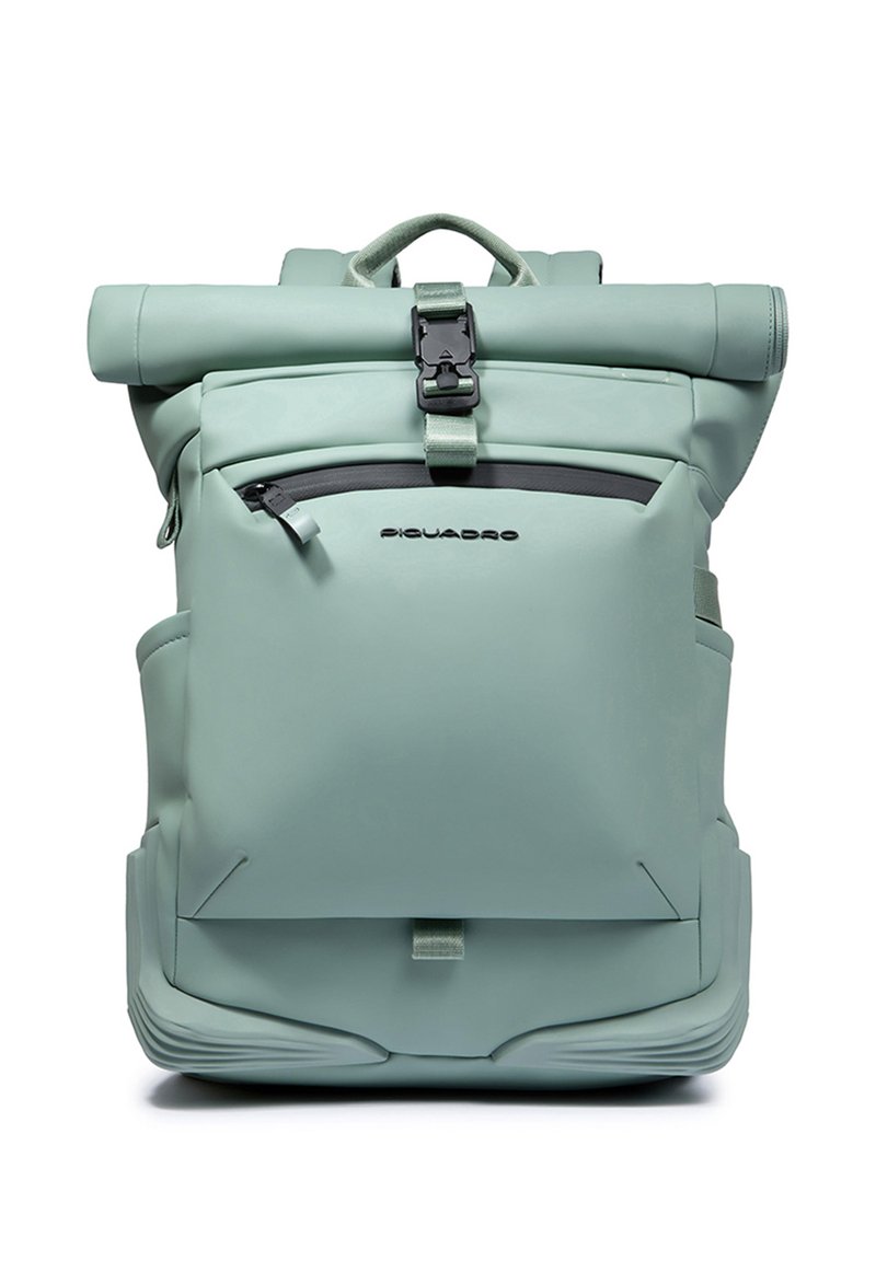 Mochila verde impermeable con cierre enrollable, bolsillo frontal con cremallera, correas ajustables y detalles texturizados. Diseñada para la durabilidad y funcionalidad.