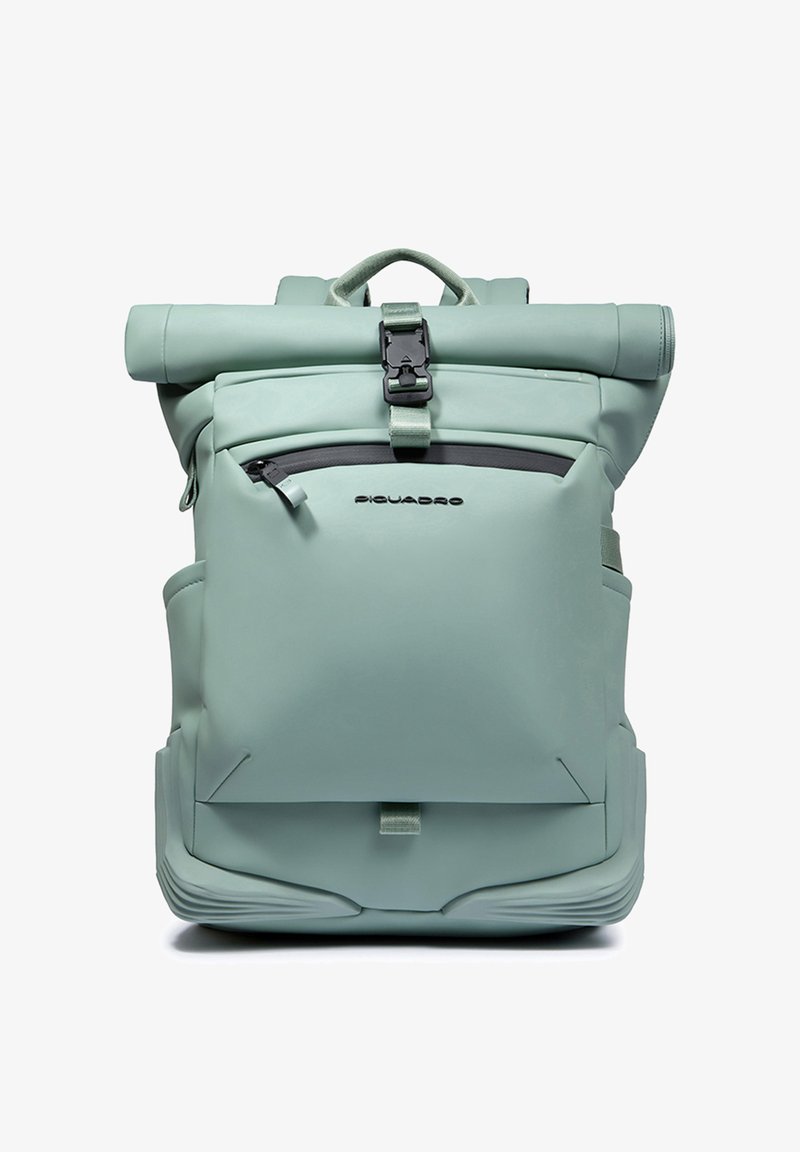 Mochila verde impermeable con cierre enrollable, bolsillo frontal con cremallera, correas ajustables y detalles texturizados. Diseñada para la durabilidad y funcionalidad.