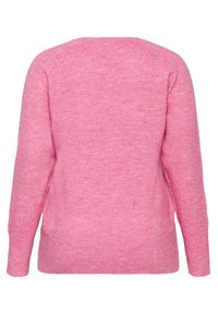 Ružový pletený sveter s dlhými rukávmi, okrúhlym výstrihom a mierne uvoľneným strihom. Tkanina má jemný, textúrovaný vzhľad. Žiadne viditeľné vzory.