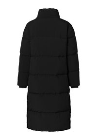 Zwarte lange pufferjas met horizontale stiksel, hoge kraag, lange mouwen en rechte zoom gezien vanaf de achterkant.