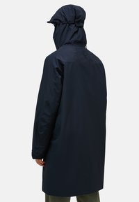 Cappotto impermeabile blu navy con cappuccio aderente, maniche lunghe e vestibilità rilassata. Texture liscia e opaca senza motivi o accenti visibili.