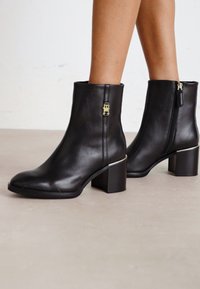 Tommy Hilfiger FEMININE MID BOOTIE - Botines - black