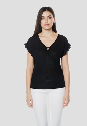 Czarny top z głębokim dekoltem w serek i krótkimi, falbaniastymi rękawami, z centralnym węzłem i niewielkim wycięciem w kształcie otworu. Lekka, teksturowana tkanina.