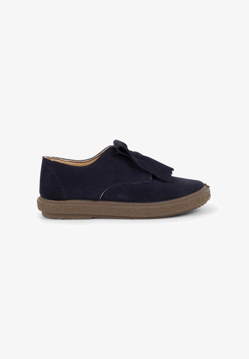 Pantofi din suede bleu marin cu o talpă din cauciuc texturat de culoare maro, formă rotundă și franjuri decorative în partea din față. Prezintă o căptușeală interioară netedă.