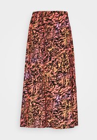 Jupe longue avec une taille élastique, présentant un motif de rayures de tigre vibrant orange, rose et noir sur un tissu texturé.