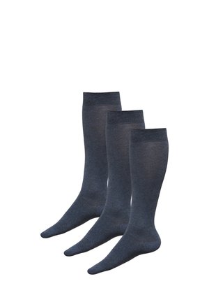 Calzini grigi scuro fino al ginocchio, con bordo a costine, trama liscia, tre paia mostrati, senza motivi o accenti.
