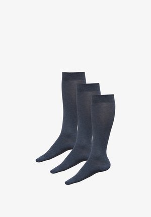 Calzini grigi scuro fino al ginocchio, con bordo a costine, trama liscia, tre paia mostrati, senza motivi o accenti.