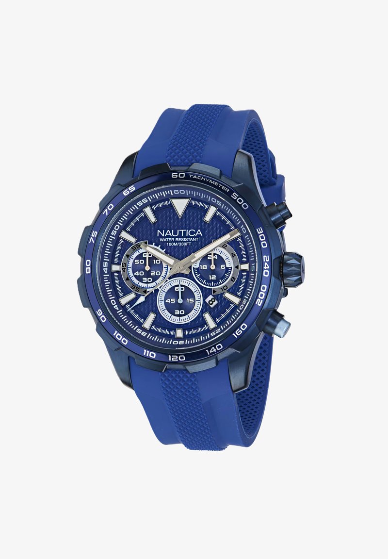 Orologio Nautica blu con cinturino in silicone testurizzato, quadrante rotondo blu, indicatori delle ore argentati e tre sottodial cronografici. Impermeabile fino a 100m.