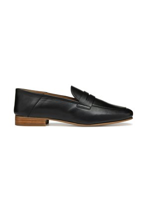 Mocasines de cuero negro con un diseño elegante y puntiagudo, que cuentan con una pequeña correa en el empeine y un bajo tacón de madera.