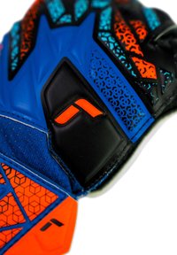 Guanti da portiere caratterizzati da colori nero, blu e arancione, con grip testurizzato, motivi geometrici e accenti in gomma per una maggiore resistenza.