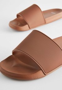 Next TEXTURED REGULAR FIT - Baseina iešļūcenes - clay