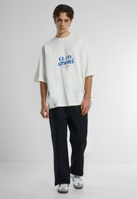 PROHIBITED DOLCE VITA  - Marškinėliai su spaudiniu - white