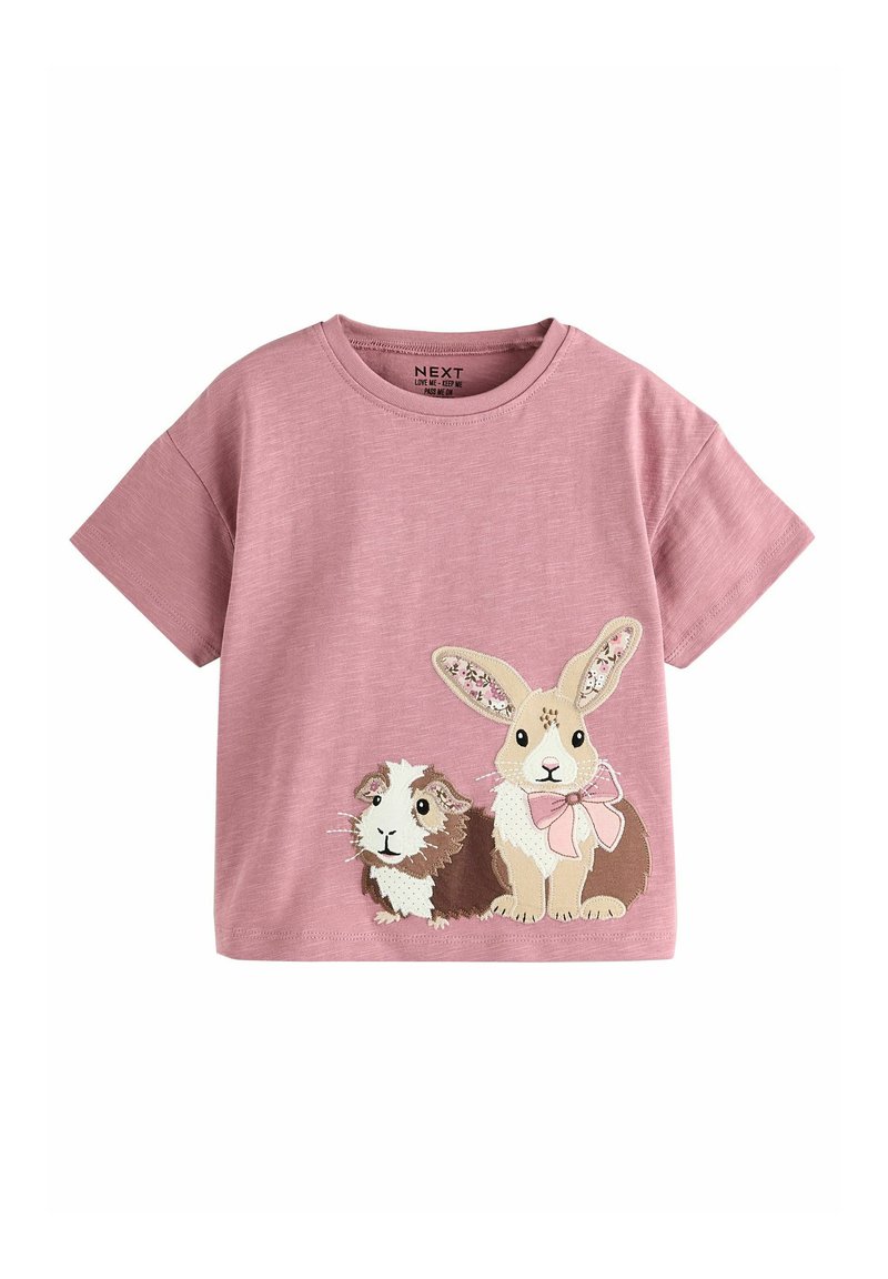 Rosa Baumwoll-T-Shirt mit einem Design von Meerschweinchen und Kaninchen, das mit detaillierter Stickerei und einer Schleife am Hals des Kaninchens verziert ist. Kurze Ärmel.