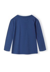 Sötétkék pamut hosszú ujjú póló, kerek nyakkivágással, sima textúrával, egyenes szegéllyel és oldalsó hasítékokkal, minimális varrással.