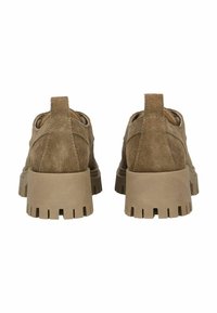 Hnědé semišové boty s tlustou, robustní gumovou podrážkou. Design obsahuje poutko na patě a hladký, zaoblený špičkový tvar.