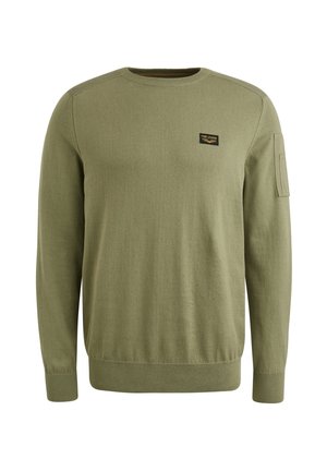 Olijfgroene gebreide trui met een ronde hals, lange mouwen en een patchzak op de linkermouw met een logo. Gladde textuur.