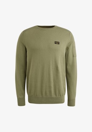 Olivgrüner Strickpullover mit Rundhalsausschnitt, langen Ärmeln und einer aufgenähten Tasche am linken Ärmel mit einem Logo. Glatte Textur.