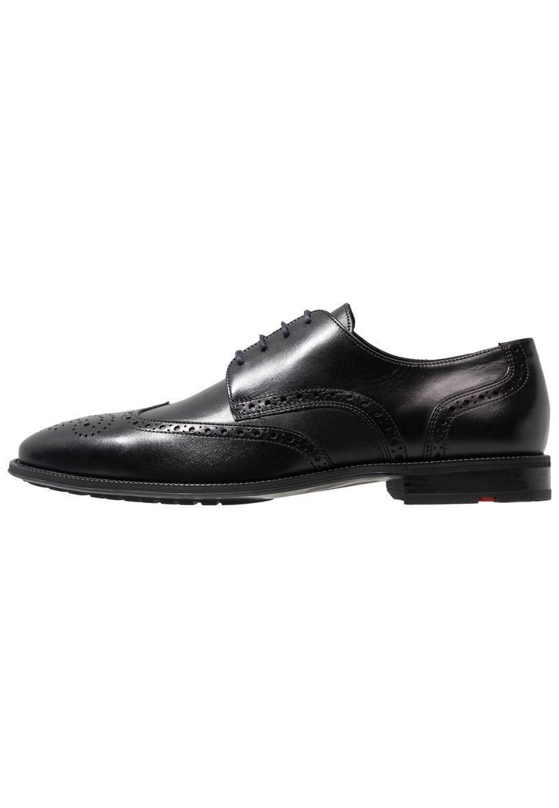Chaussure habillée en cuir noir avec des détails de brogue, un bout arrondi, six œillets et une finition lisse avec une subtile texture sur les côtés.
