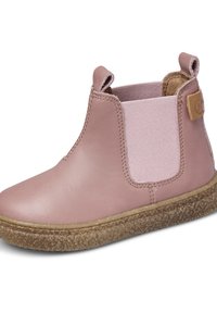 Růžová kožená kotníková bota s elastickými bočními panely, kulatou špičkou a texturovanou gumovou podrážkou. Obsahuje malou logo visačku na boku.