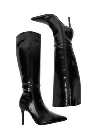 Czarne, błyszczące kozaki do kolan z ostrymi noskami i obcasami w kształcie szpilki. Posiadają zamek po boku oraz dekoracyjny pasek w okolicy kostki.