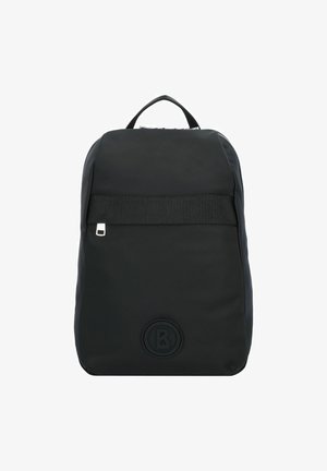 Mochila negra hecha de nylon suave, con una banda elástica frontal, parche con el logotipo y un asa superior para llevar. Diseño y forma minimalistas.