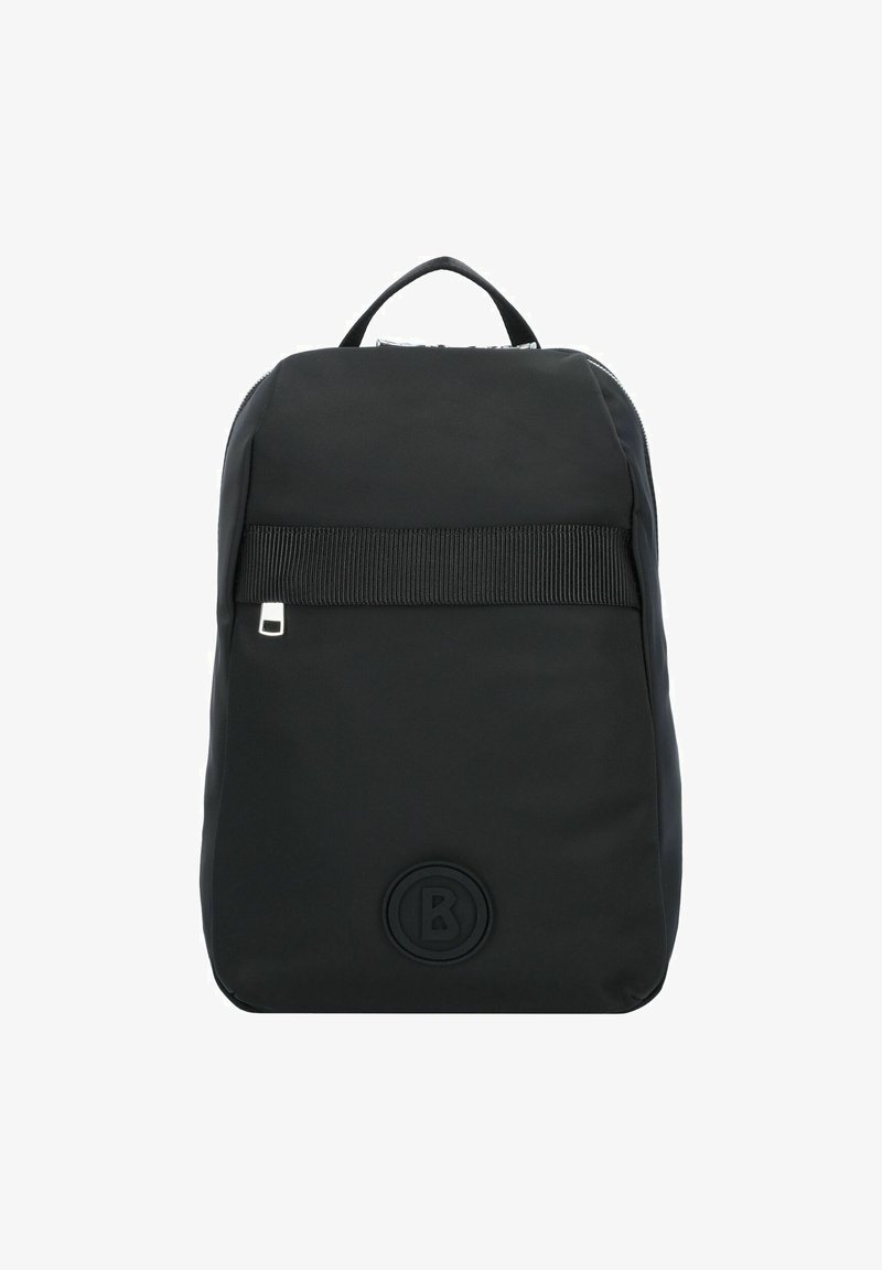 Čierny batoh vyrobený z hladkého nylónu, s predným elastickým pásom, logom na nášivke a vrchným uchom na nosenie. Minimalistický dizajn a tvar.