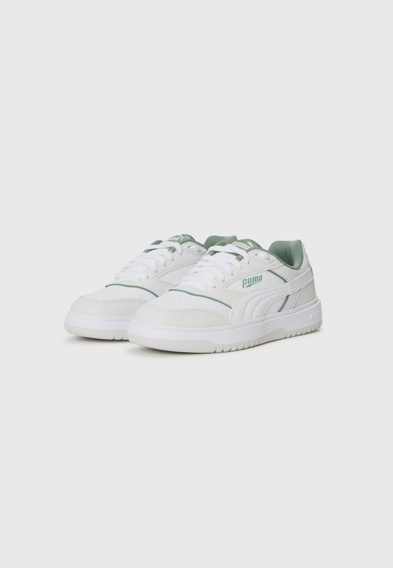 Sneaker bianche con accenti verdi, realizzate in pelle sintetica, con punta tonda, chiusura con lacci, colletto imbottito e suola in gomma testurizzata.