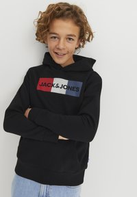 Felpa nera con grafica frontale in strisce rosse, bianche e blu e il testo in grassetto "JACK&JONES". Presenta una tasca a marsupio e polsini a costine.