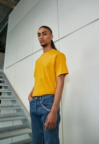 Levi's® Gold Tab - TEE - Pamata T-krekls - golden orange Miniatūras attēls 1