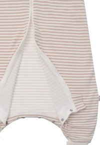 Gestreifter Overall aus weichem Stoff, mit beigen und weißen vertikalen Streifen, Reißverschluss und Druckknöpfen am Boden.