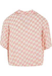 Chemise à manches courtes avec un motif à carreaux rose et blanc en design ondulé, avec un large col et une coupe ample, vue de dos.