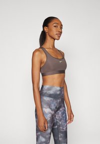Nike Performance BRA - Sportski grudnjak s blagom potporom - ironstone/white