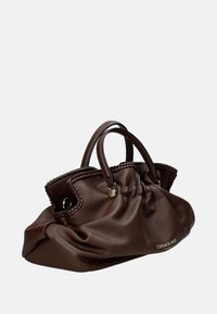 Borsa a mano in pelle marrone con design arricciato, manici doppi e dettagli in hardware dorato. Superficie testurizzata con cuciture visibili.