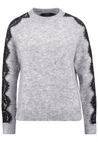 Maglione grigio chiaro lavorato a maglia con pizzi neri lungo le maniche esterne e polsini, orlo e scollatura a costine.