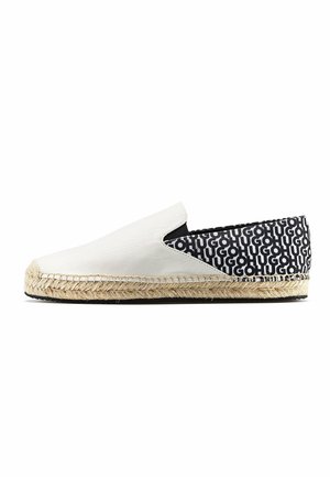 Slip-on-espadrille valkoisella kangasedällä, mustavalkoinen kuvioitu kantapään paneeli, jossa toistuva "HUGO"-teksti ja punottu juuttipohja.