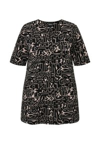 Top negro de manga corta con un patrón geométrico de letras abstractas en blanco y beige, con un corte holgado y diseño de cuello en V.