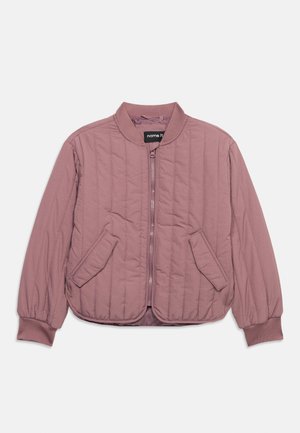 Veste zippée matelassée mauve avec col et poignets côtelés, deux poches avant inclinées et des détails de piqûres verticales.