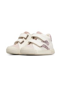 Sneaker bianco con accenti rosa, realizzato in pelle e camoscio, caratterizzato da due fasce in velcro, suola texturizzata e dettagli glitterati di lato.