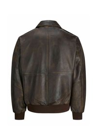 Sötétbarna bőr bombázódzseki bordázott mandzsettákkal és derékpánttal, hátulról bemutatva, jól látható varrási részletekkel és rövid gallérral.